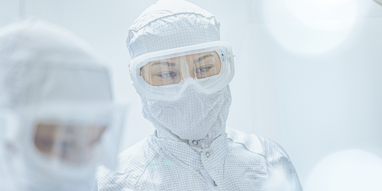 PTA in Schutzkleidung im Reinraumlabor