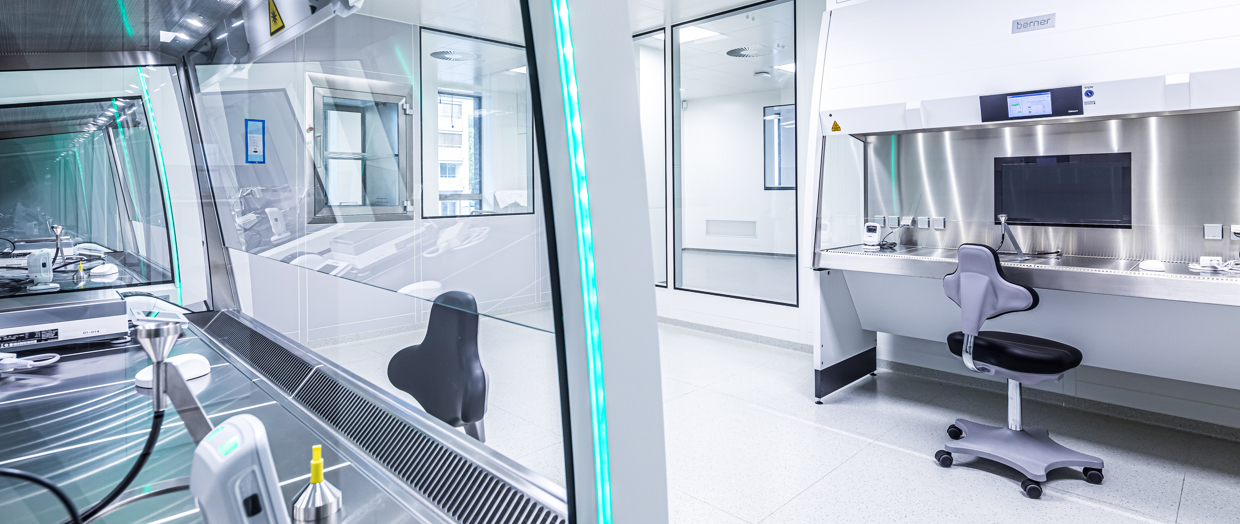 Werkbank in einem der Herstellungsräume im Reinraumlabor der ABF-Pharmazie