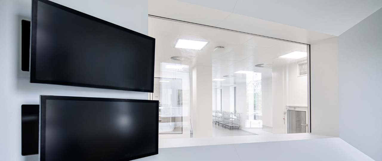 Der Showroom zum Reinraumlabor der ABF-Pharmazie Die Glasscheibe des Showrooms zum Reinraumlabor der ABF-Pharmazie