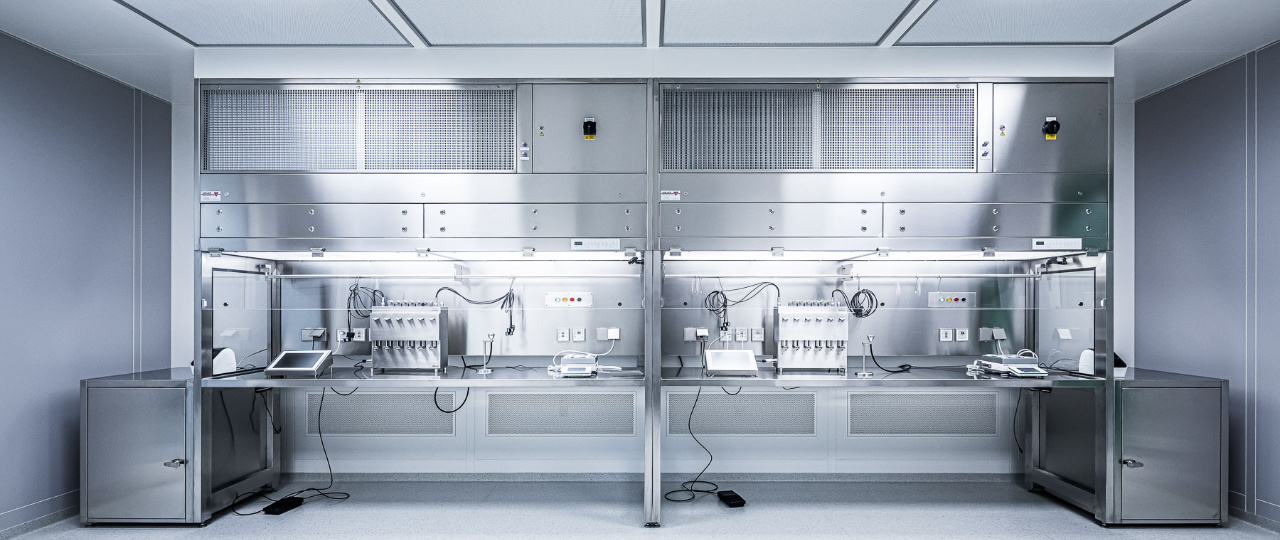 Werkbänke im Reinraumlabor